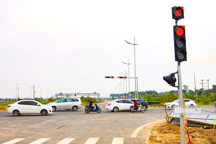 Một số cột đèn tín hiệu giao thông đã đi vào hoạt động nhằm đảm bảo ATGT cho người và phương tiện khi di chuyển qua các điểm giao cắt trên tuyến đường.