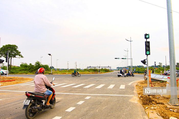 Theo ghi nhận của phóng viên nhiều phương tiện đã lưu thông trên tuyến đường song hành mới này khu vực xã Ô Diên.