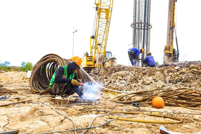 Các công nhân trên công trường vẫn đang khẩn trương thực hiện các hạng mục còn lại của dự án.