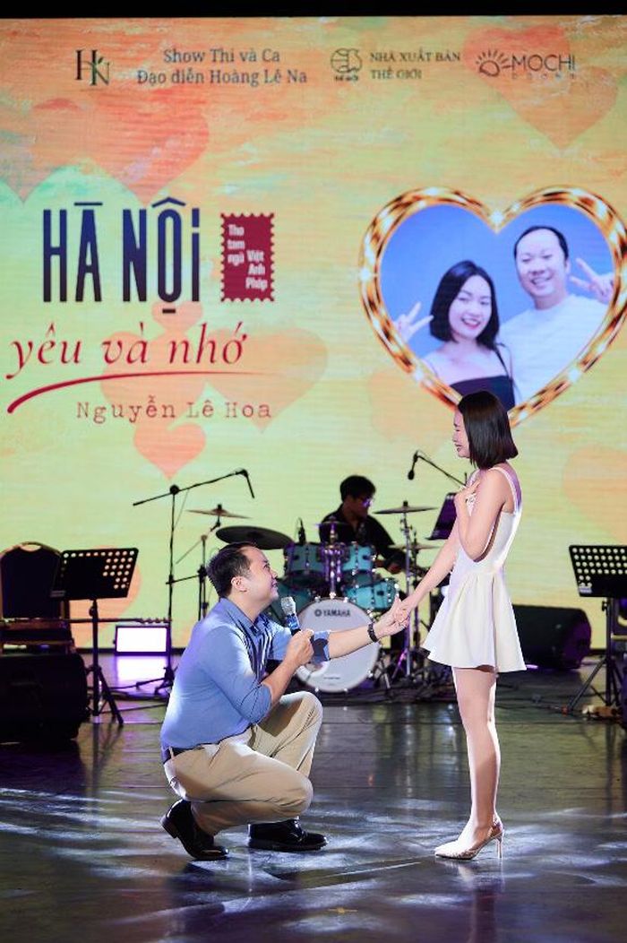 Màn cầu hôn bất ngờ ngay trên sân khấu.
