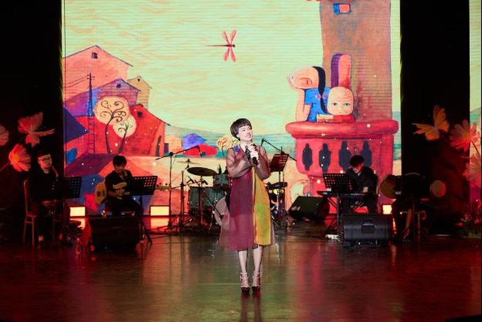 Ca sĩ Ngọc Khuê với ca khúc "bà tôi", "chuồn chuồn ớt".