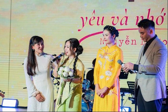 Tổng đạo diễn Hoàng Lê Na chia sẻ ý tưởng và cảm xúc khi dàn dựng chương trình.
