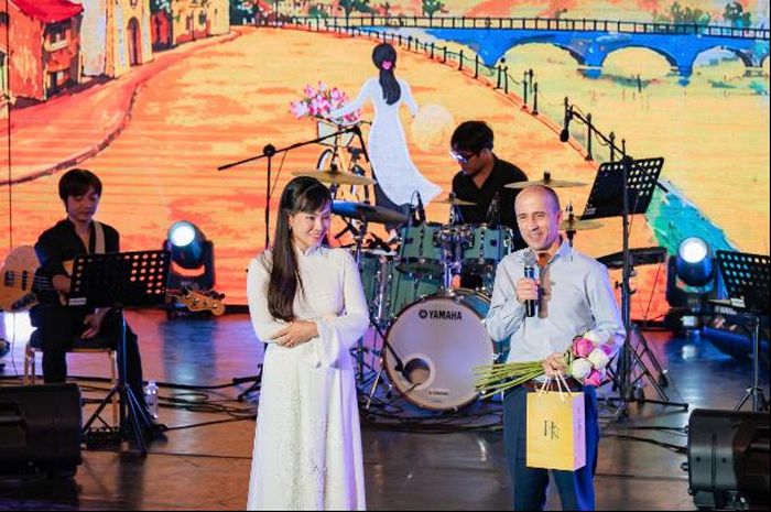 Ngài Benjamin Muller, Phó Đại sứ Thụy Sĩ tại Việt Nam bày tỏ cảm xúc khi xem chương trình.