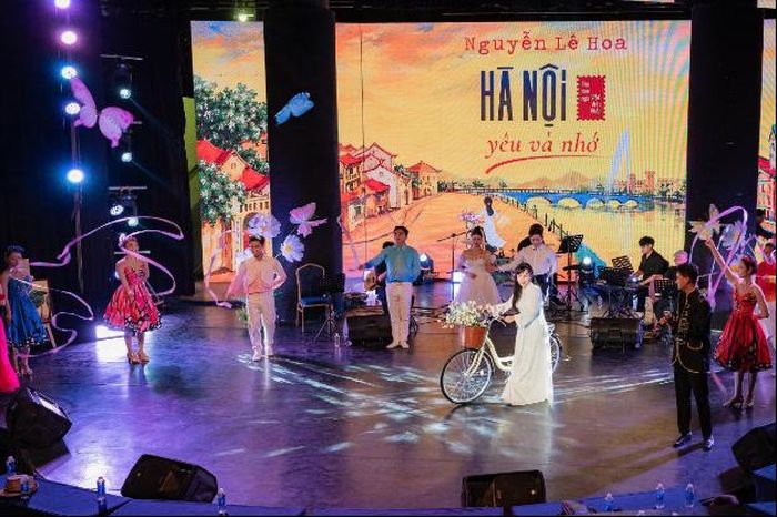 Nhà thơ Nguyễn Lê Hoa trên sân khấu.