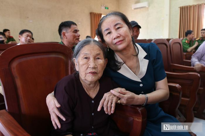 Bà Nguyễn Thị Ngại (SN 1942, trú tại xã Giai Lạc), em gái liệt sĩ Nguyễn Khắc Ái (SN 1940) cùng con gái của liệt sĩ là chị Nguyễn Thị Lân không giấu được xúc động khi được UBND xã Giai Lạc bố trí thuê xe vượt gần 100km đến điểm lấy mẫu ADN. "Chúng tôi tuổi đã cao, đi lại khó khăn nhưng được các chiến sĩ Công an đến tận nhà đón, đưa đi bằng xe ô tô chung của xã, lại có y bác sĩ chăm sóc dọc đường nên gia đình vô cùng yên tâm. Sự tận tụy, không quản ngại nắng mưa của các chiến sĩ thể hiện tinh thần trách nhiệm rất lớn đối với nhân dân và các anh hùng liệt sĩ", bà Ngại chia sẻ. 