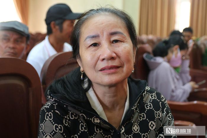 Theo đó, sau khi hoàn thành nghĩa vụ trong kháng chiến chống Pháp, người chiến sĩ Nguyễn Khắc Ái năm xưa lại tiếp tục tái ngũ và anh dũng hy sinh năm 1969 tại chiến trường Khe Sanh (Quảng Trị). Ngày ông ngã xuống, chị Lân mới tròn 2 tuổi. "Suốt những năm tháng tuổi thơ, tôi được bà nội kể về những chiến công cùng sự hy sinh thầm lặng của bố với một niềm tự hào sâu sắc. Trước khi mất, bà dặn tôi phải cố gắng tìm bằng được bố về. Dù gia đình đã nhiều lần tìm kiếm nhưng vẫn chưa có kết quả. Qua đợt lấy mẫu lần này, tôi hy vọng sẽ tìm thấy nơi bố đang nằm để đưa bố về với quê hương và dòng tộc", chị Lân chia sẻ. 