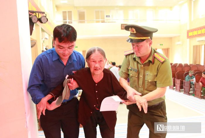 Để thuận tiện cho việc lấy mẫu, Công an tỉnh đã thành lập 4 tổ công tác. Trong đó, một điểm cố định được đặt tại Công an phường Trường Vinh dành cho những thân nhân có khả năng đi lại; đồng thời Công an xã và UBND xã cũng phối hợp bố trí xe đưa đón người dân. Đối với khoảng 80 thân nhân tuổi cao, sức yếu, đi lại khó khăn, 3 tổ lưu động sẽ đến tận nơi để lấy mẫu trực tiếp.