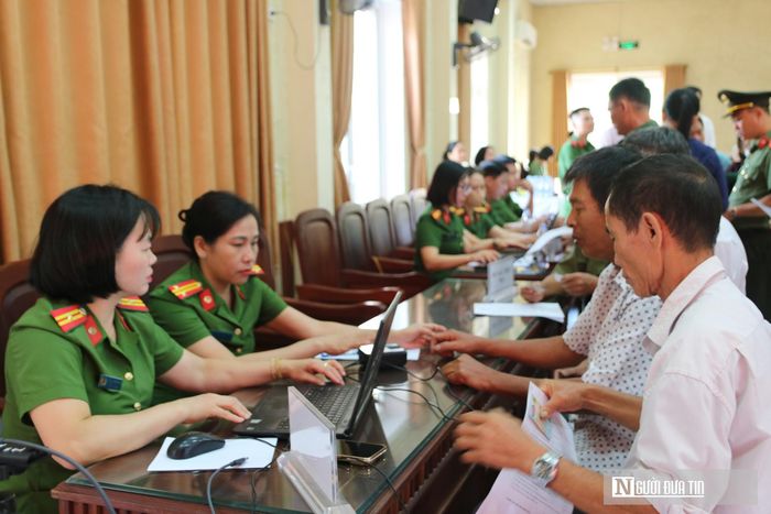 Tại điểm lấy mẫu ADN, câu chuyện về liệt sĩ Lê Văn Quýnh (SN 1951, quê quán tại Đô Lương, Nghệ An) đã lấy đi nước mắt của nhiều người. Là con đầu trong một gia đình đông anh em, anh Quýnh lên đường nhập ngũ khi vừa tròn 17 tuổi. Kể từ ngày khoác lên mình tấm áo lính, người chiến sĩ ấy chưa một lần có cơ hội trở về thăm nhà rồi mãi mãi nằm lại nơi chiến trường Quảng Trị khốc liệt. Mãi đến năm 1977, gia đình mới bàng hoàng nhận được giấy báo tử.