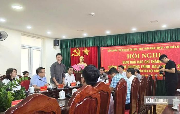 Ông Vũ Anh Tuấn, tổng đạo diễn chương trình đêm Gala Sao Mai tại Sầm Sơn trả lời câu hỏi của PV.