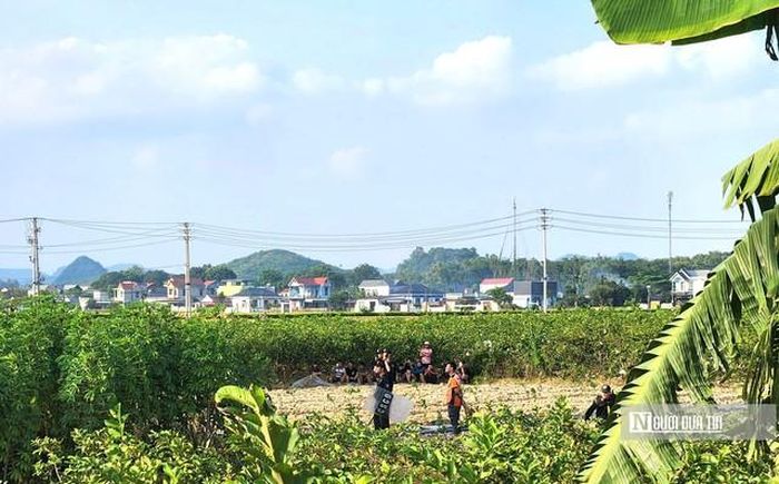 Cảnh sát cơ động trang bị vũ trang vậy chặt xung quanh ngôi nhà.