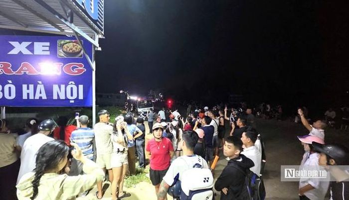 Hàng trăm người dân địa phương hiếu kỳ kéo tới xem, lực lượng công an phải nhiều lần nhắc nhở người dân rời xa khu vực làm nhiệm vụ để đảm bảo an toàn.