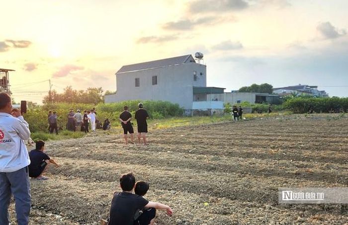 Ngôi nhà các đối tượng cố thủ nằm cách xa nhà dân, cạnh đồng ruộng.