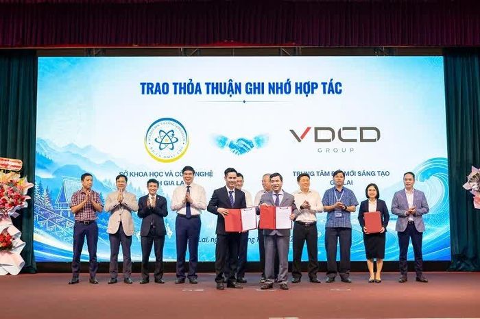 Sở Khoa học và Công nghệ tỉnh Gia Lai cùng VDCD Gia Lai trao thỏa thuận ghi nhớ hợp tác.