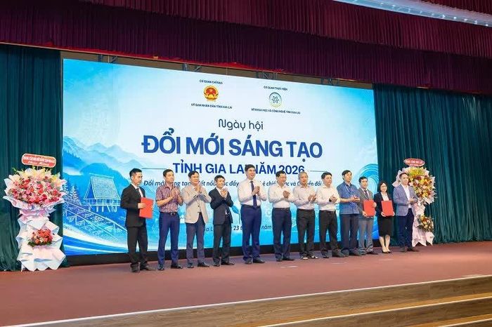 Lãnh đạo tỉnh Gia Lai chứng kiến và chúc mừng Sở Khoa học và Công nghệ trao thỏa thuận ghi nhớ hợp tác với các đối tác.