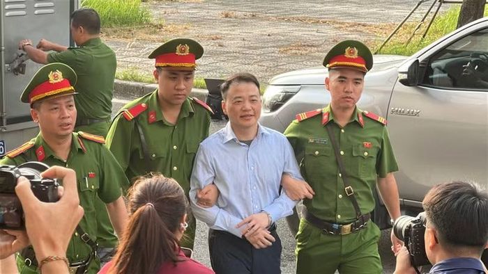 Shark Bình được đưa đến phiên tòa từ rất sớm. Ảnh: Q.A.