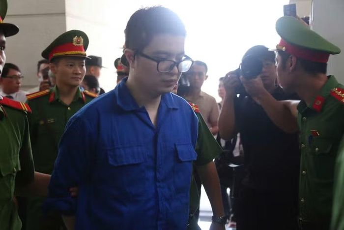 Mr Pips Phó Đức Nam được dẫn giải đến phiên tòa. Ảnh: N.D.