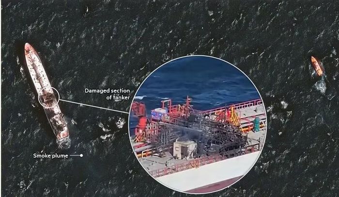 Ảnh vệ tinh Vantor chụp hai tàu “Wine Trader” và “Yara J” bị UAV tấn công sáng 15/10. Ảnh: FT.