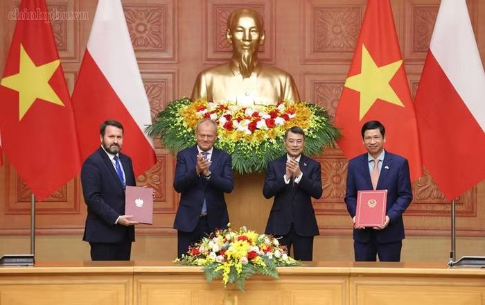 Hai Thủ tướng chứng kiến trao thỏa thuận hợp tác trong lĩnh vực du lịch. Ảnh: VGP.