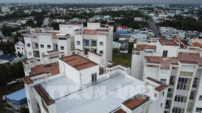 Vì không thể chịu cảnh bị dột mưa trong thời gian dài, chủ căn hộ đã bỏ tiền ra để lợp tôn một phần sân thượng nhằm chống thấm dột khi có mưa. Ảnh: Nhựt An - TTXVN 