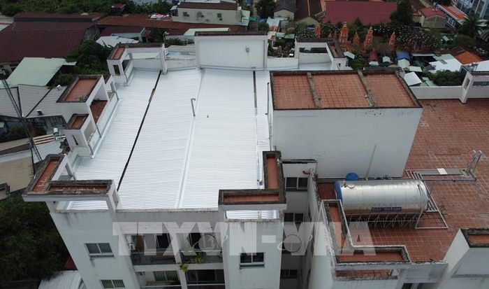 Vì không thể chịu cảnh bị dột mưa trong thời gian dài, chủ căn hộ đã bỏ tiền ra để lợp tôn một phần sân thượng nhằm chống thấm dột khi có mưa. Ảnh: Nhựt An - TTXVN 