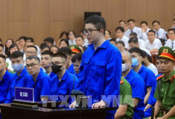 Bị cáo Phó Đức Nam (tức Mr Pips) khai báo trước toà. Ảnh: Phạm Kiên - TTXVN
