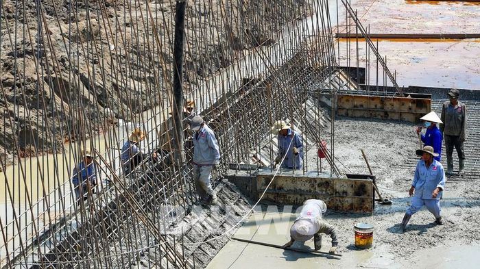 Việc đẩy nhanh tiến độ thi công, nghiệm thu khối lượng hoàn thành gópphần thúc đẩy giải ngân vốn đầu tư công. Ảnh: Minh Phú - TTXVN