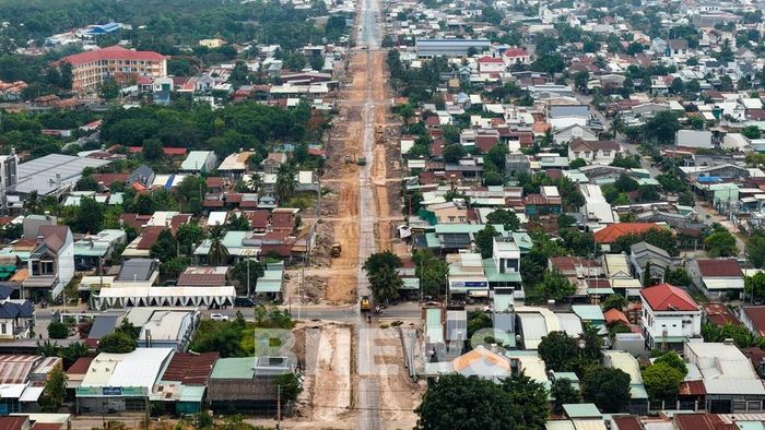 Công trình giao thông đang được triển khai trên địa bàn tỉnh Tây Ninh giúpkết nối các khu vực và tạo động lực phát triển kinh tế - xã hội địa phương. Ảnh:Minh Phú - TTXVN