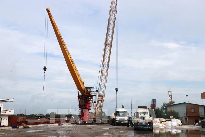 Phát triển hệ thống cảng thủy nội địa là một trong những giải pháp giúp Tây Ninh đa dạng hóa phương thức vận tải, giảm áp lực cho giao thông đường bộ và nâng cao hiệu quả lưu thông hàng hóa. Ảnh: Bùi Giang - TTXVN