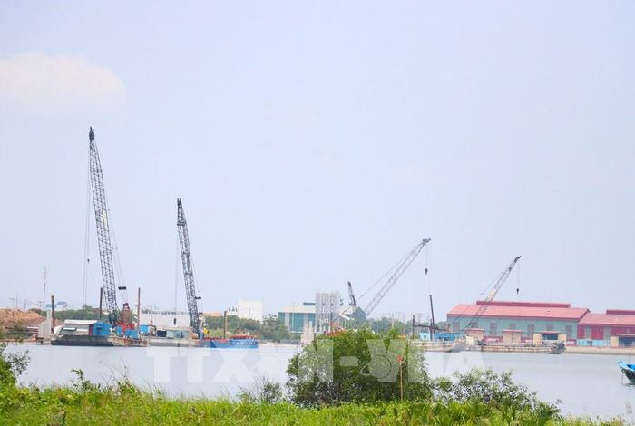 Phát triển hệ thống cảng thủy nội địa là một trong những hướng đi nhằm khai thác lợi thế mạng lưới sông ngòi, đa dạng hóa phương thức vận chuyển, tăng cường kết nối hàng hóa giữa các vùng sản xuất, khu công nghiệp và đầu mối logistics. Ảnh: Bùi Giang - TTXVN