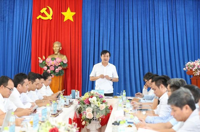 Phó Chủ tịch HĐND tỉnh Tây Ninh Nguyễn Hồng Sơn chủ trì buổi giám sát chuyên đề về tổ chức và hoạt động của các cơ sở giáo dục công lập sau sắp xếp trên địa bàn tỉnh. Ảnh: Giang Phương - TTXVN