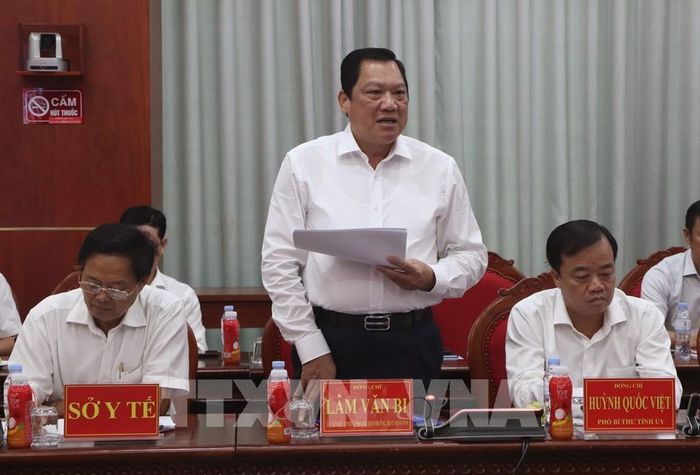 Phó Chủ tịch Thường trực UBND tỉnh Lâm Văn Bi phát biểu. Ảnh: Tuấn Phi - TTXVN