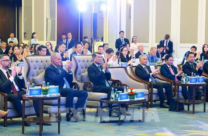 Thủ tướng Lê Minh Hưng và Thủ tướng Cộng hòa Ba Lan Donald Tusk dự Hội nghị doanh nghiệp Việt Nam - Ba Lan. Ảnh: Dương Giang – TTXVN
