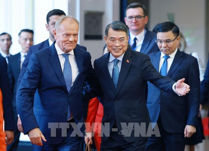 Thủ tướng Lê Minh Hưng và Thủ tướng Cộng hòa Ba Lan Donald Tusk đến dự Hội nghị doanh nghiệp Việt Nam - Ba Lan. Ảnh: Dương Giang – TTXVN