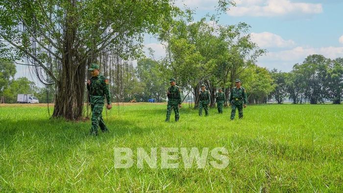 Cán bộ, chiến sĩ Đồn Biên phòng Cửa khẩu Mỹ Quý Tây, Ban chỉ huy Bộđội Biên phòng tỉnh Tây Ninh tuần tra, kiểm soát khu vực biên giới, chủ động pháthiện, ngăn chặn các hành vi vận chuyển trái phép hàng hóa, trong đó có thuốc lánhập lậu. Ảnh: Minh Phú - TTXVN