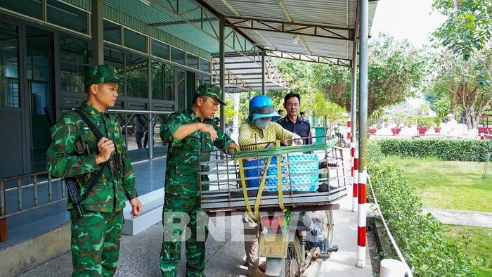 Lực lượng Bộ đội Biên phòng tỉnh Tây Ninh phối hợp kiểm tra phương tiệntại khu vực kiểm soát biên giới, góp phần phát hiện, ngăn chặn hoạt động vậnchuyển thuốc lá nhập lậu và các loại hàng hóa trái phép. Ảnh: Minh Phú - TTXVN