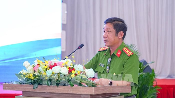 Thượng tá Nguyễn Thanh Hiền, Phó trưởng Phòng Cảnh sát điều tra tội phạm về tham nhũng, kinh tế, buôn lậu, môi trường, Công an tỉnh Tây Ninh, trình bày công tác phòng chống buôn lậu thuốc lá trên địa bàn tỉnh. Ảnh: Minh Phú – TTXVN