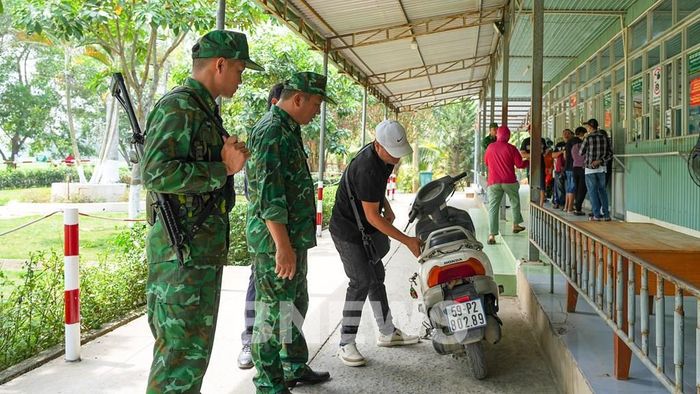 Lực lượng Bộ đội Biên phòng tỉnh Tây Ninh triển khai nhiệm vụ tuần tra, kiểm soát địa bàn, tăng cường phòng ngừa, đấu tranh với hoạt động buôn lậu thuốclá trên tuyến biên giới tiếp giáp Campuchia. Ảnh: Minh Phú - TTXVN