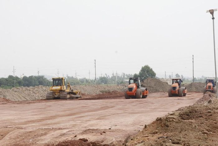 Máy móc được huy động tối đa phục vụ thi công công trình. Ảnh: Thanh Thương/BNEWS/TTXVN