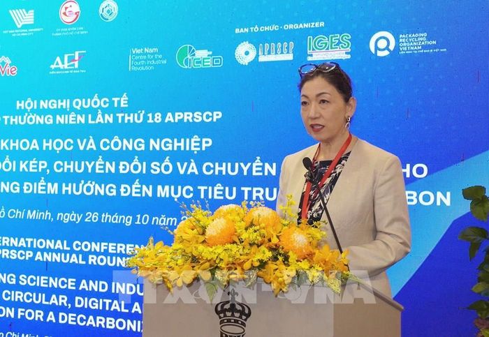 Bà Akiko Yamamoto, Trưởng nhóm khu vực châu Á - Thái Bình Dương về Năng lượng và Môi trường, phát biểu tại chương trình. Ảnh: Trung Tuyến - TTXVN