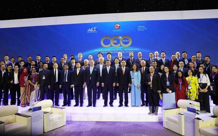 Lãnh đạo UBND Thành phố Hồ Chí Minh chụp ảnh lưu niệm cùng các đại biểu dự sự kiện CEO 500. Ảnh: Xuân Khu-TTXVN