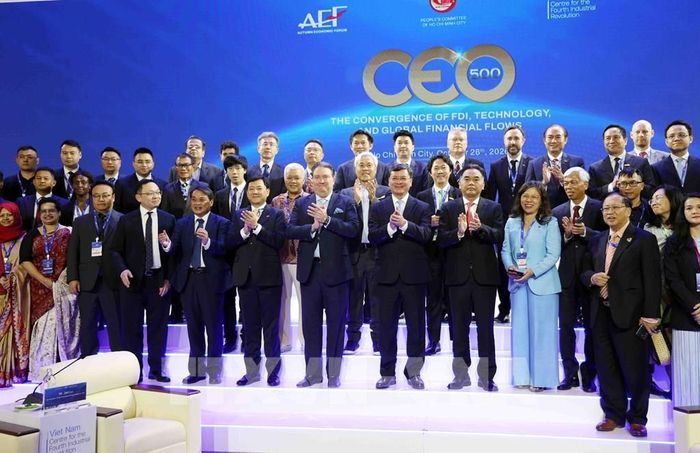 Lãnh đạo UBND Thành phố Hồ Chí Minh chụp ảnh lưu niệm cùng các đại biểu dự sự kiện CEO 500. Ảnh: Xuân Khu - TTXVN