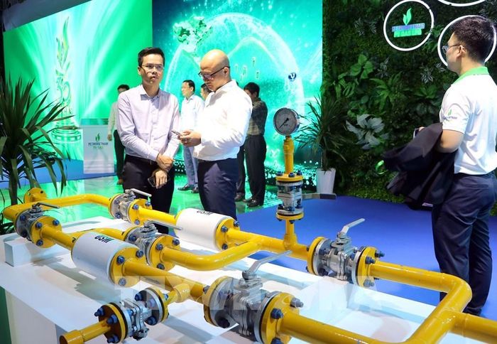 Đông đảo khách trong và ngoài nước tham quan "Không gian giới thiệu sản phẩm, dịch vụ tăng trưởng xanh TP. Hồ Chí Minh lần thứ 4 năm 2026". Ảnh: Thanh Vũ - TTXVN