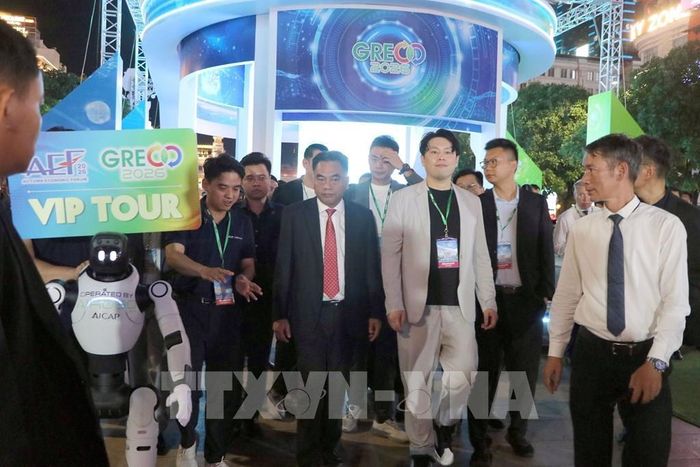 Ông Nguyễn Lộc Hà, Phó Chủ tịch Thường trực Ủy ban nhân dân TP. Hồ Chí Minh cùng các đại biểu tham quan GRECO 2026. Ảnh: Thanh Vũ - TTXVN
