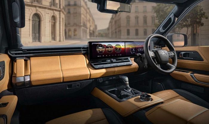 Không gian nội thất Mitsubishi Pajero bản cao cấp nhất. Ảnh: Paultan