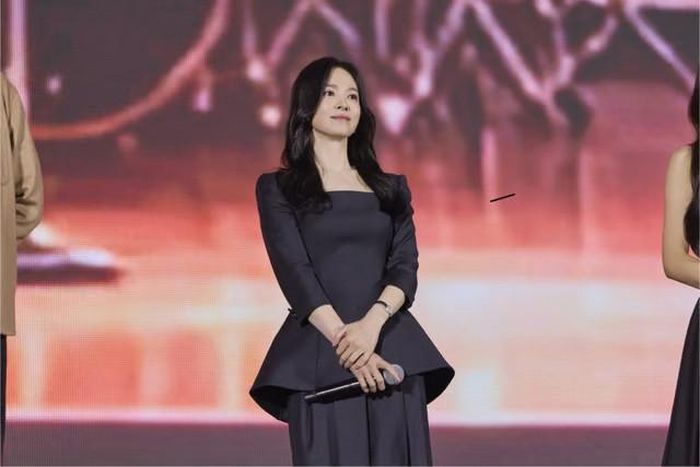 Song Hye Kyo gây ấn tượng với nhan sắc mặn mà tại sự kiện.
