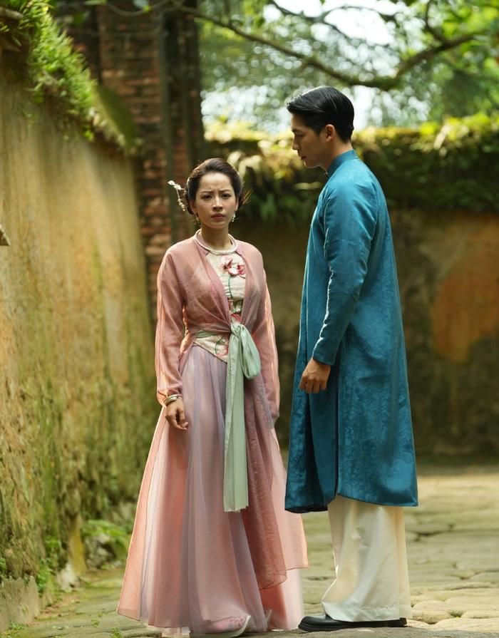 Chi Pu và Quốc Anh trong Chị Chị Em Em 3.