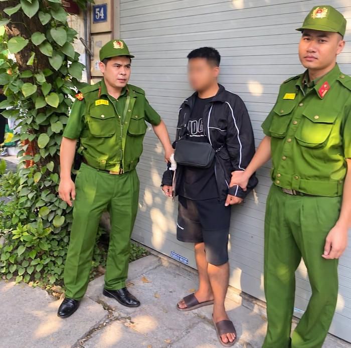 Đối tượng C.T.A tại hiện trường. Ảnh: Công an TP Hà Nội