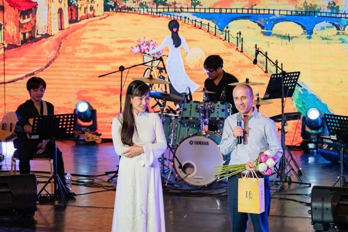 Ngài Benjamin Muller, Phó Đại sứ Thụy Sĩ tại Việt Nam và nhà thơ Nguyễn Lê Hoa.