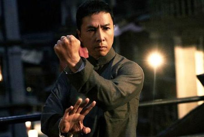Chân Tử Đan nổi bật với những đòn Vịnh Xuân nhanh, gọn và liên hoàn, tạo nên phong cách hành động giàu sức mạnh.