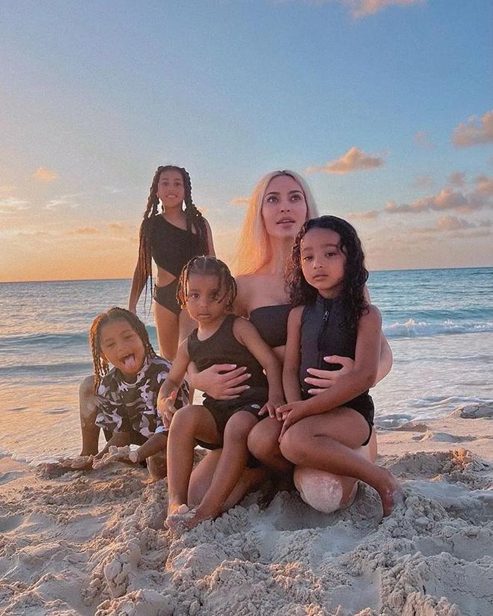 Đây là một trong những lần hiếm hoi Lewis Hamilton công khai đề cập đến mối quan hệ với các con riêng của Kim Kardashian.
